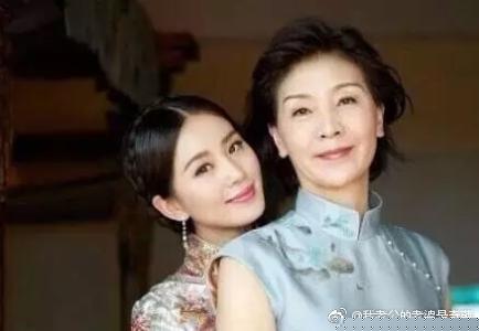 刘诗诗被妈妈调侃说不够漂亮！看到刘诗诗妈妈的照片后网友炸了