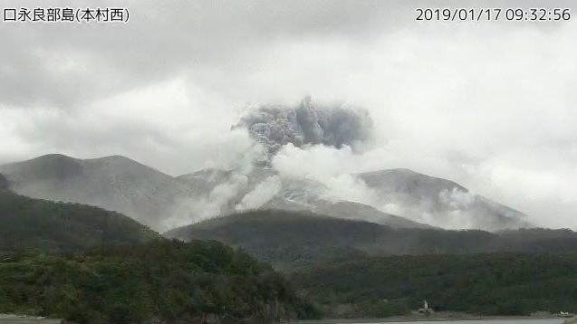 日本火山喷发实景图曝光 烟尘喷到距离火口500米高度