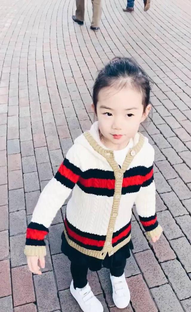 李承铉晒4岁Lucky的庆生视频，网友：和戚薇一模一样