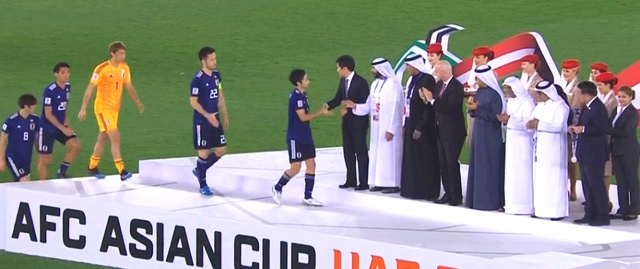 2019年亚洲杯：卡塔尔夺冠后列队致敬日本 将掌声送给手下败将