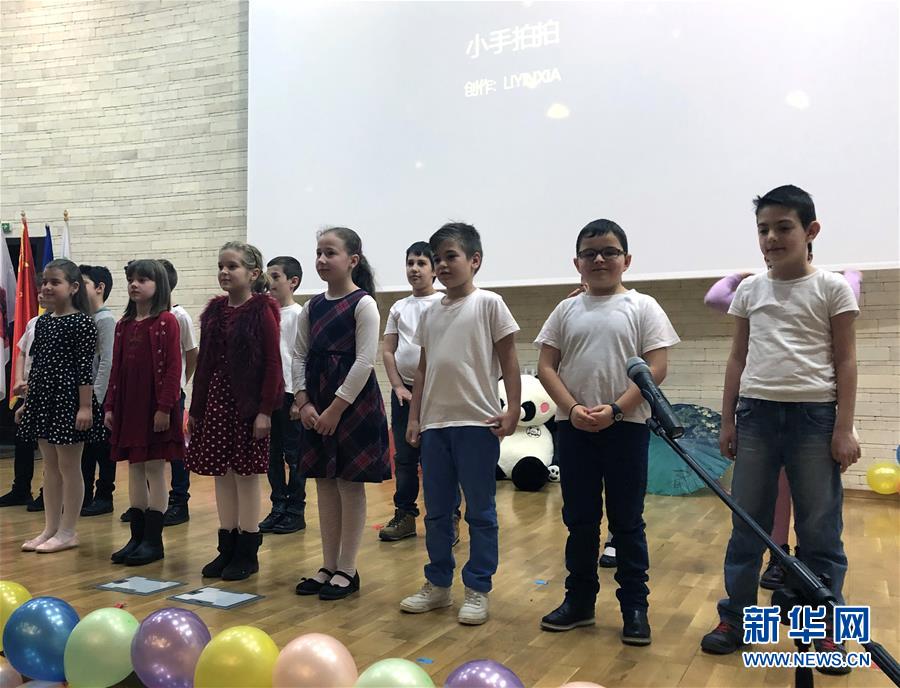 罗马尼亚举行喜迎中国春节联欢活动 当地孩子们用中文表演