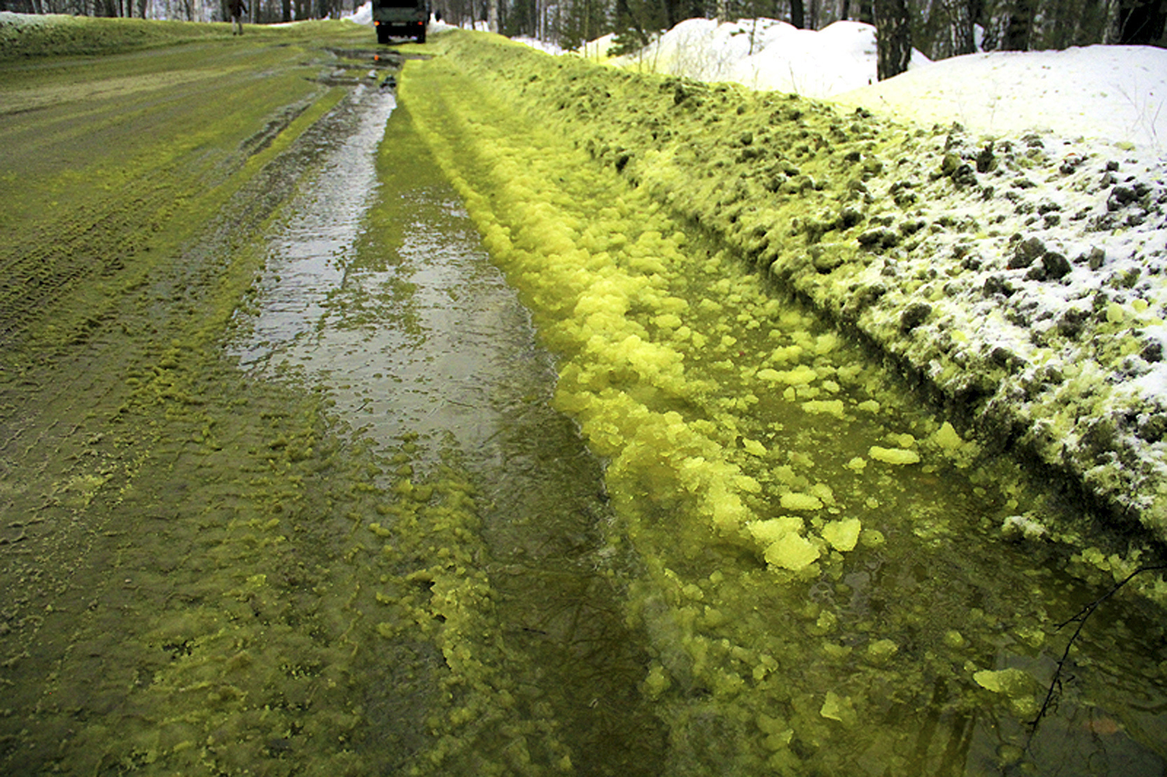 俄罗斯绿色雪现场图片令人称奇 俄罗斯绿色雪背后真相揭秘
