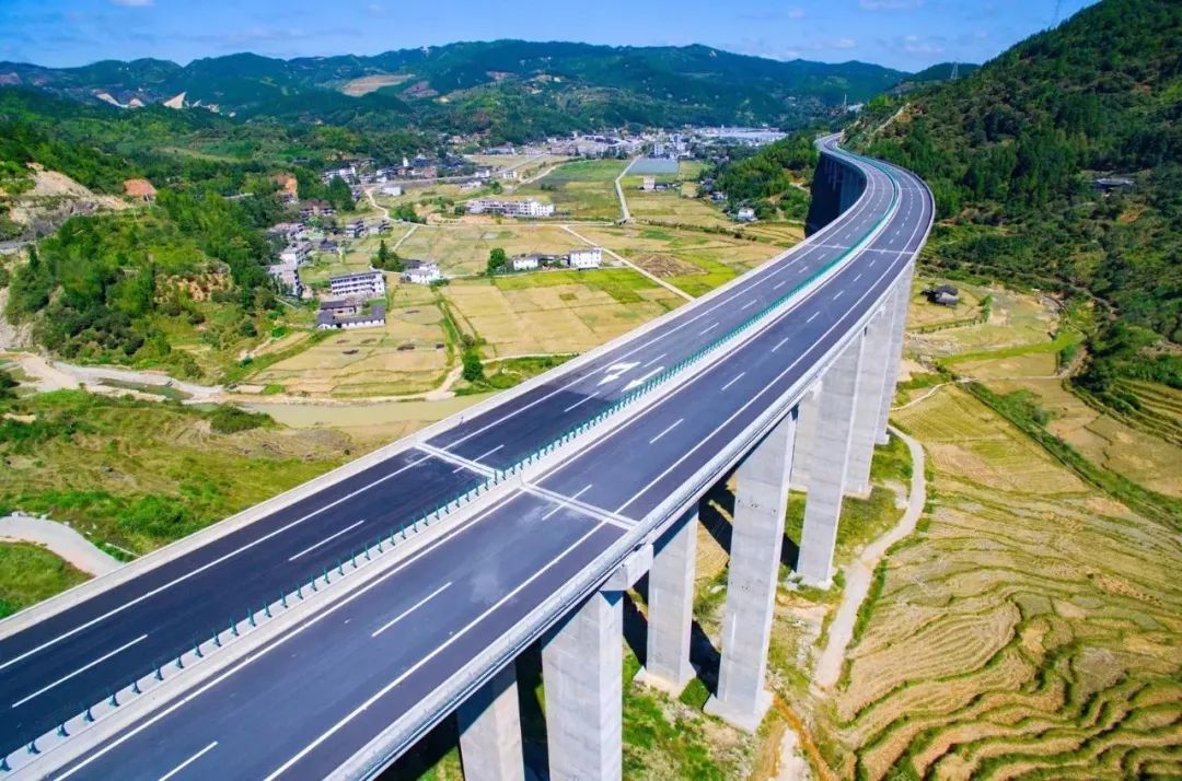 刚刚，中国公路震惊英国人！福建这10条如梦似幻！ 