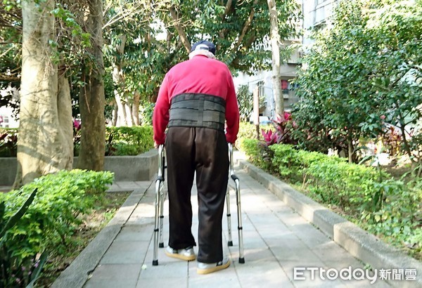 未来50年台湾老年人口数大增 青壮年扶养重担加重