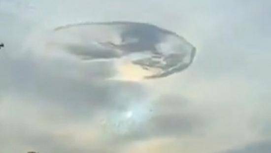 [阿联酋现天空之洞 新闻]阿联酋现天空之洞怎么回事 是UFO来了么？ 天空之洞现象解析