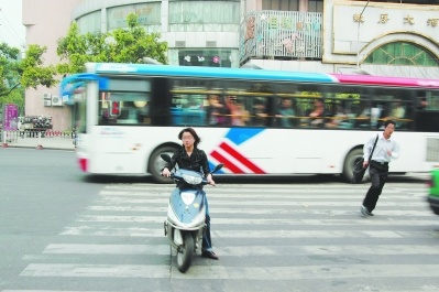 @行人和电动车骑手：交通违法 你可能负主责！