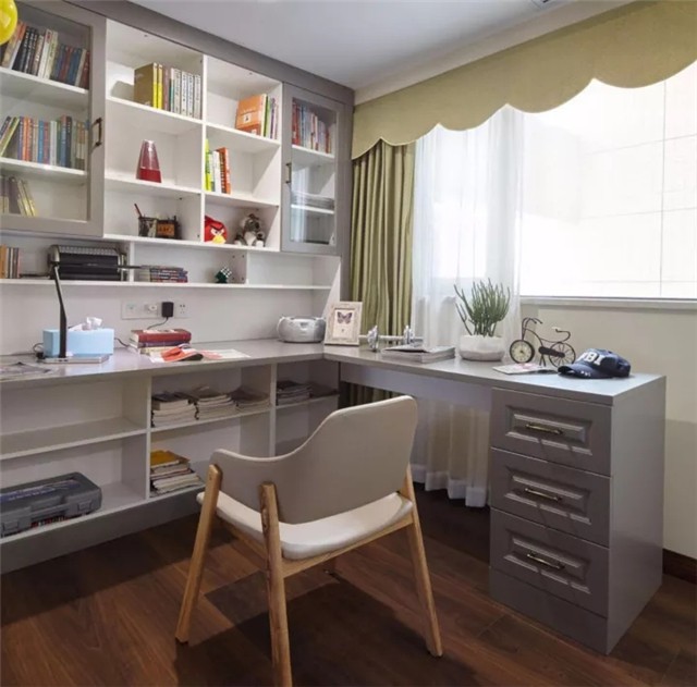 多功能家具能节约空间 比如小户型的书桌柜