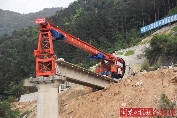 衢宁铁路(福建段)突破重难点 首次隧道口架梁施工完成