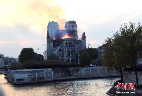 巴黎圣母院起火原因是什么 巴黎圣母院起火现场一览