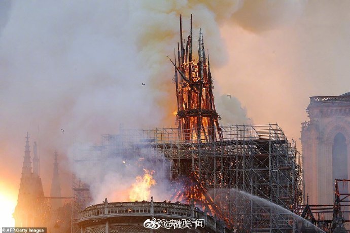 巴黎圣母院塔尖倒塌瞬间现场一览 巴黎圣母院火灾令人心痛