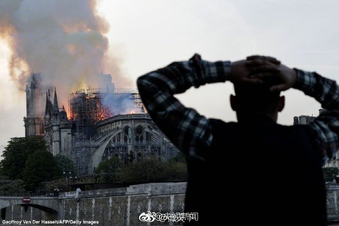 巴黎圣母院塔尖倒塌后框架燃烧 马克龙赶往现场