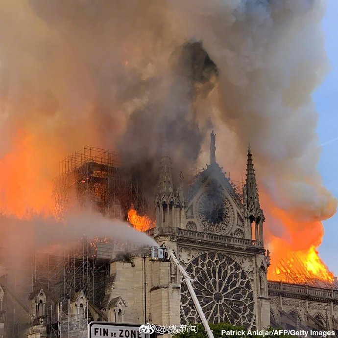 巴黎圣母院塔尖倒塌后框架燃烧 马克龙赶往现场
