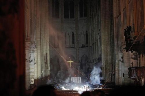 巴黎圣母院火灾后内部首张照片曝光 巴黎圣母院火灾后现场