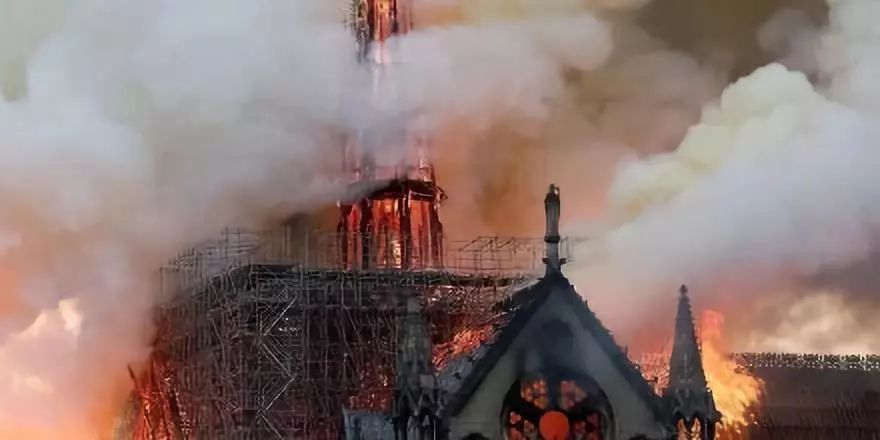 大火之后的巴黎圣母院是怎样的 巴黎圣母院大火损失有多大（2）