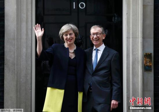 资料图：当地时间2016年7月13日，英国新首相特蕾莎·梅与丈夫菲利普正式入主唐宁街10号，同时，她任命的新内阁核心成员也都悉数露面。图为特蕾莎夫妇。
