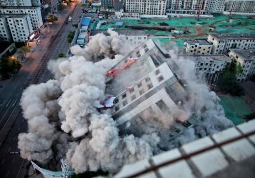 郑州冰熊大厦爆破现场图曝光 郑州冰熊大厦年代多久了为什么被爆破