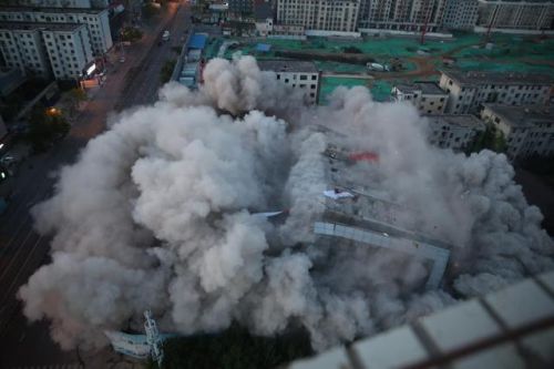 郑州冰熊大厦爆破现场图曝光 郑州冰熊大厦年代多久了为什么被爆破