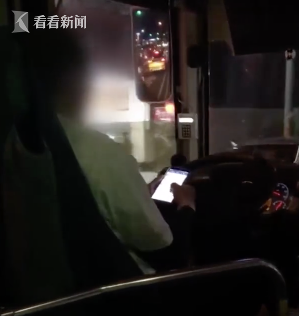 女乘客制止台公交司机玩手机 被囚禁车内30分钟