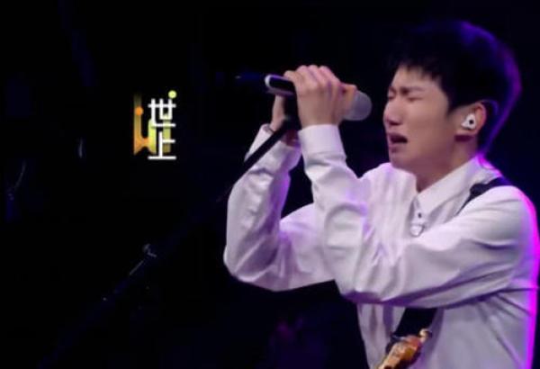 王源唱歌情绪奔溃大哭，半个娱乐圈歌手都来安慰，唯有张杰最懂他