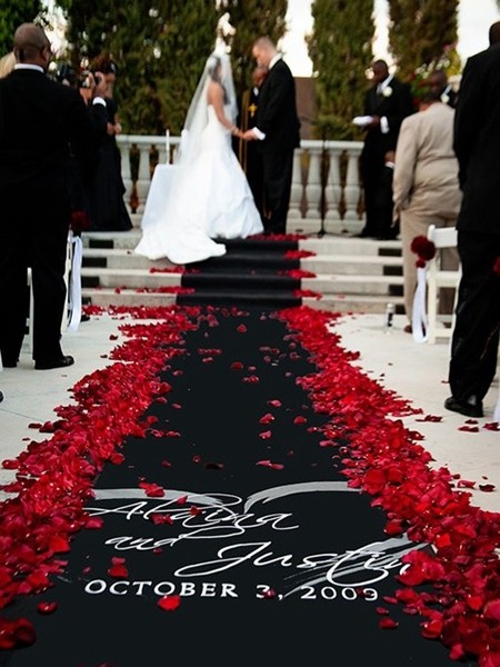 黑色地毯+红色玫瑰花瓣