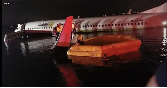 突发！美国一架波音737着陆失败冲入河中 机上共载有142人