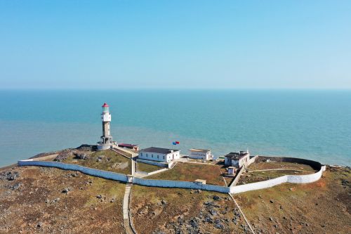 牛山岛灯塔射程24海里，是台湾海峡北部的主要助航航标之一