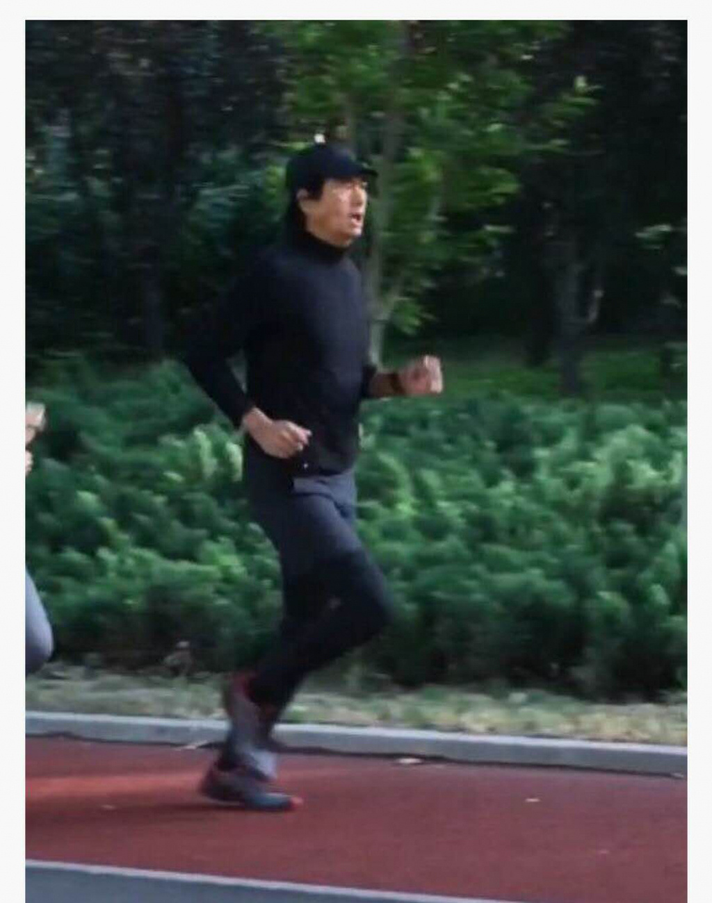 周润发跑步被偶遇照片曝光 63岁年龄身材却健壮得像个小伙子