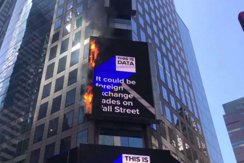 纽约广告牌起火原因是什么？纽约广告牌起火怎么回事现场图