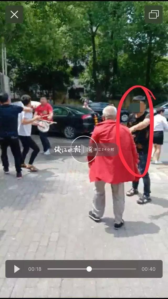 杭州一小区多名保安被人用刀划伤！72岁老爷爷心疼保安上前劝阻，被打断肋骨