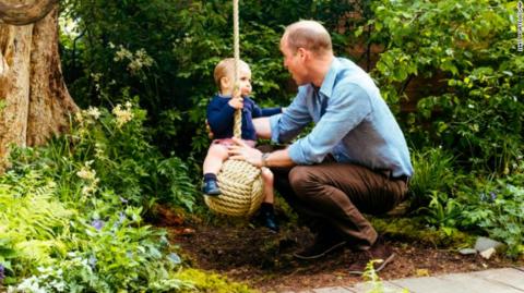 威廉王子和路易小王子在花园中玩耍。（美国有线电视新闻网）