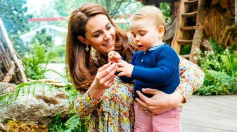 凯特王妃和路易小王子在花园中玩耍。（美国有线电视新闻网）
