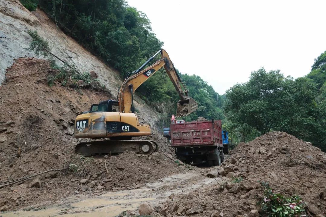 风雨同舟保畅通，19家企业支援明溪灾后道路抢修