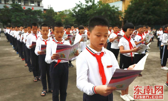 漳州南靖“千人大课堂”为孩子打造书香校园