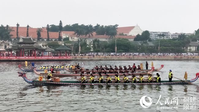 2019海峡两岸龙舟文化节在厦门开幕 龙舟赛登场