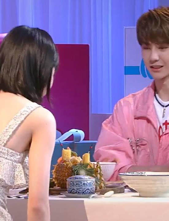 王一博与女生约会，精心准备大餐反被撩：这都不重要，你是我的菜
