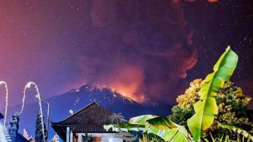 阿贡火山喷发现场图 图源：路透社