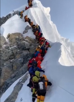 珠峰拥堵多人丧生怎么回事？ 尼泊尔拒绝限制登山人数原因？ 