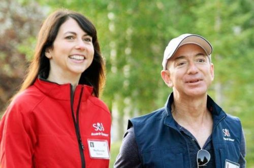 图：亚马逊创始人兼首席执行官杰夫·贝索斯（Jeff Bezos）与前妻麦肯齐（MacKenzie）