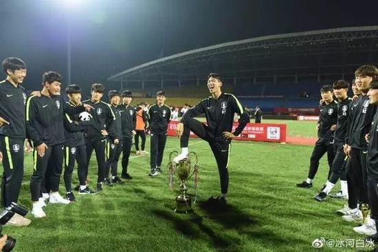 韩国球员获胜踩中国奖杯引众怒，潘粤明怒斥：有本事就还回去