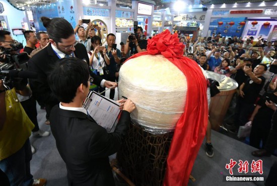 福州500多斤巨型鱼丸打破世界纪录