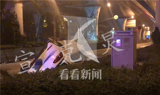 上海轿车翻下高架现场图曝光 上海轿车翻下高架事故怎么引发的?