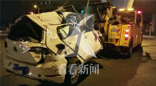 上海轿车翻下高架现场图曝光 上海轿车翻下高架事故怎么引发的？