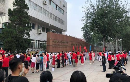 家长穿旗袍送考怎么回事？家长为什么穿旗袍送考真用心良苦