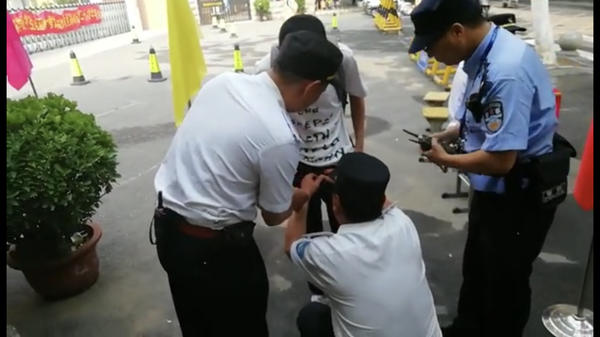 考生裤子带金属拉链被拒入场始末 考生裤子带金属拉链为何被拒入场