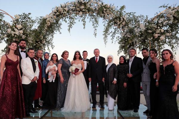 厄齐尔结婚了！与貌美妻子海边大婚 证婚人是土耳其总统