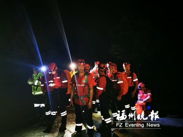 4名驴友雨夜被困山中 志愿者12小时“绝壁营救”