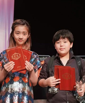 黄磊女儿多多弹钢琴比赛获得了一等奖，网友：漂亮又多才多艺