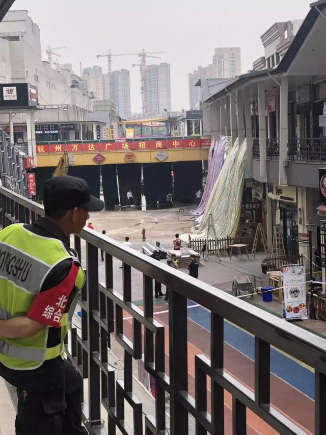 今天凌晨，杭州万达广场多个沿街店铺爆燃！目击居民称许多东西被炸出店铺