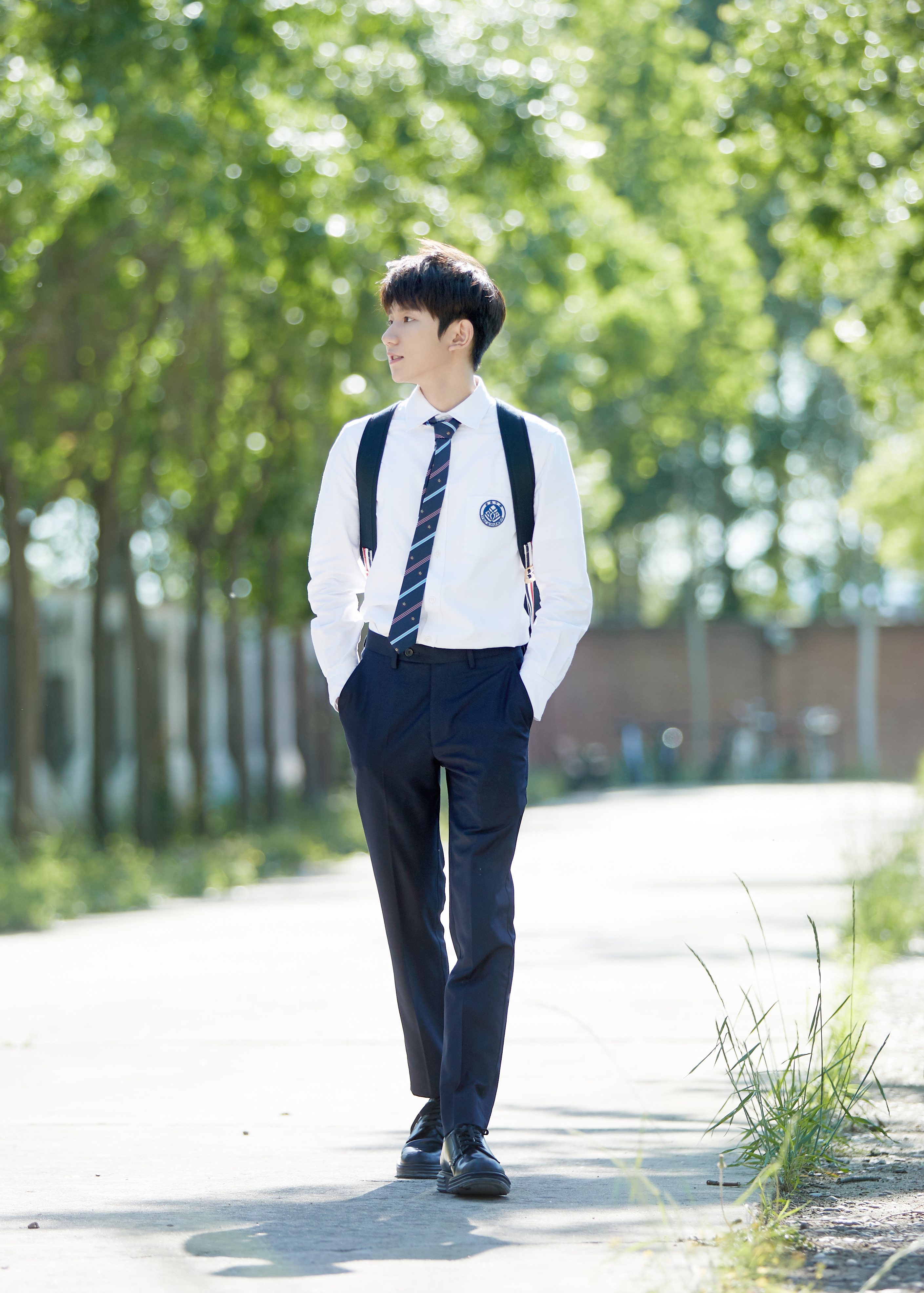 王源抽烟事件后近照曝光，穿白衬衫走在校园中满满少年感（2）