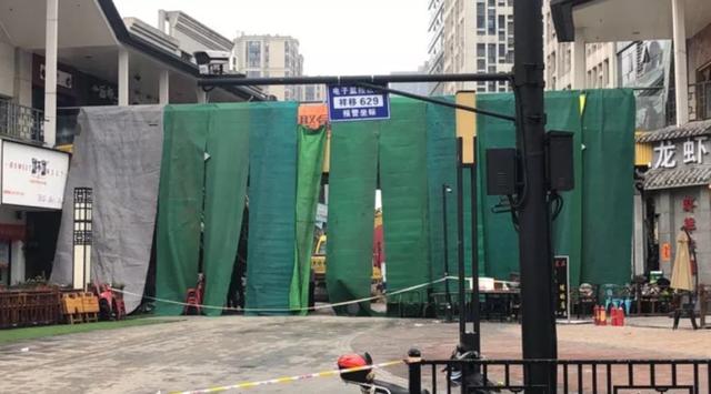 杭州万达广场多个沿街店铺爆燃 事故原因正在调查